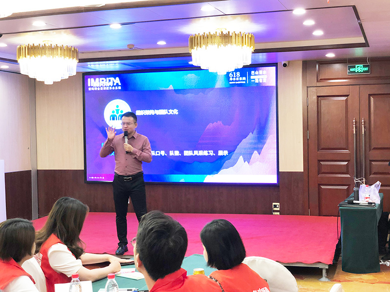 愛(ài)瑪特營(yíng)銷(xiāo)公司副總經(jīng)理?xiàng)钸M(jìn)先生致辭