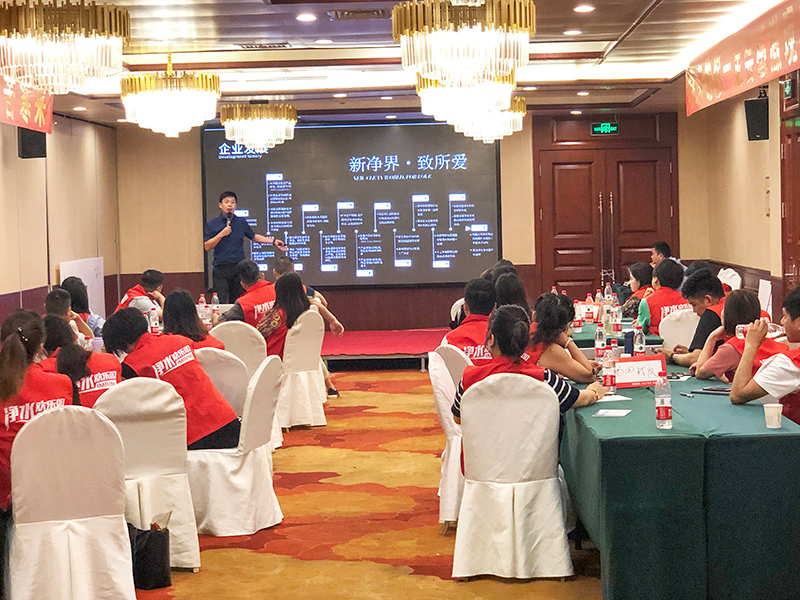 品牌部孟總監(jiān)闡述了IMRITA愛(ài)瑪特全新的店面布局和品牌形象塑造