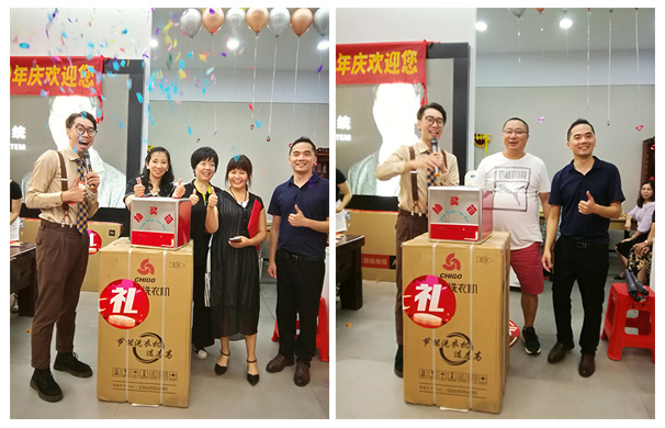 陳總與獲得大獎(jiǎng)的顧客合影